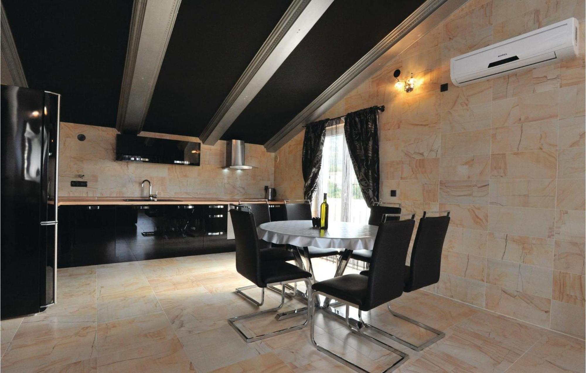 Amazing Home In Kastel Stari With House Sea View คาชเตลา ภายนอก รูปภาพ
