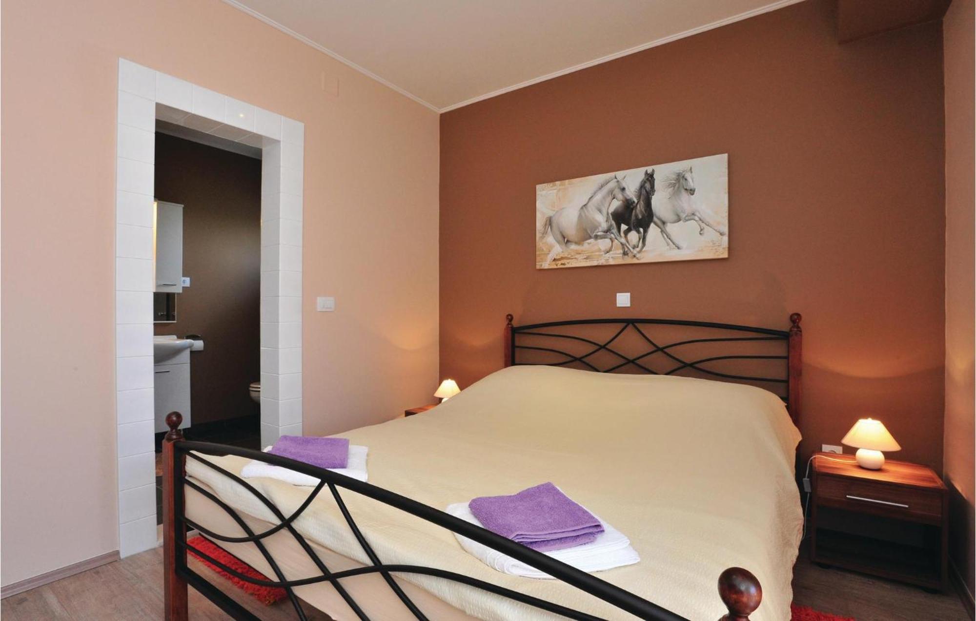 Amazing Home In Kastel Stari With House Sea View คาชเตลา ภายนอก รูปภาพ
