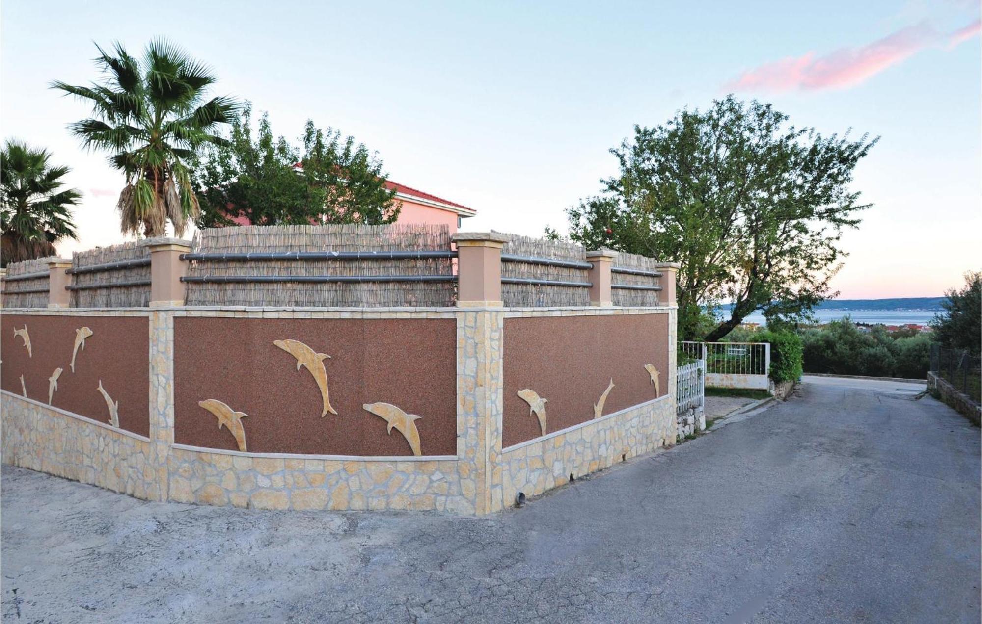Amazing Home In Kastel Stari With House Sea View คาชเตลา ภายนอก รูปภาพ