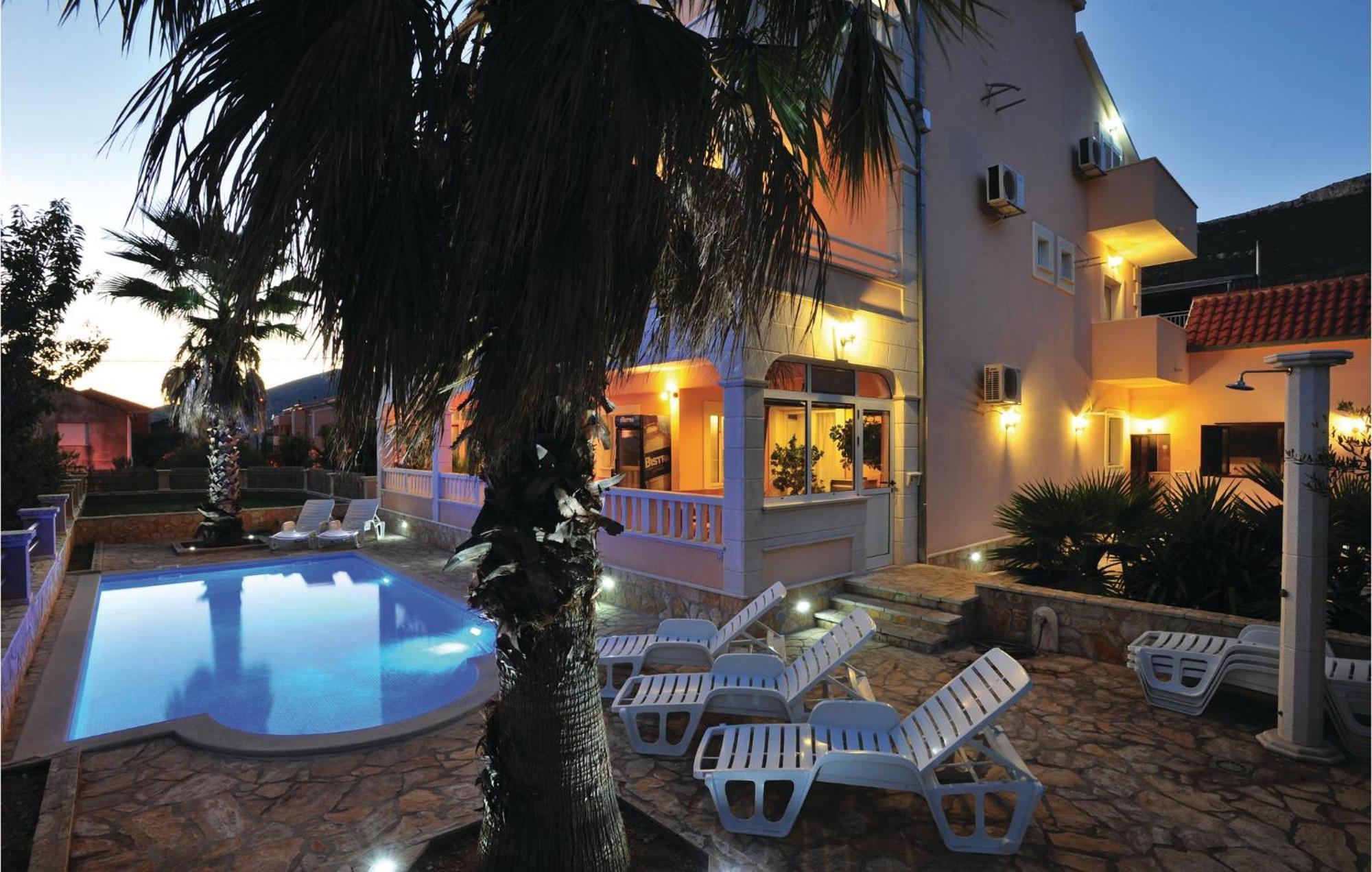 Amazing Home In Kastel Stari With House Sea View คาชเตลา ภายนอก รูปภาพ