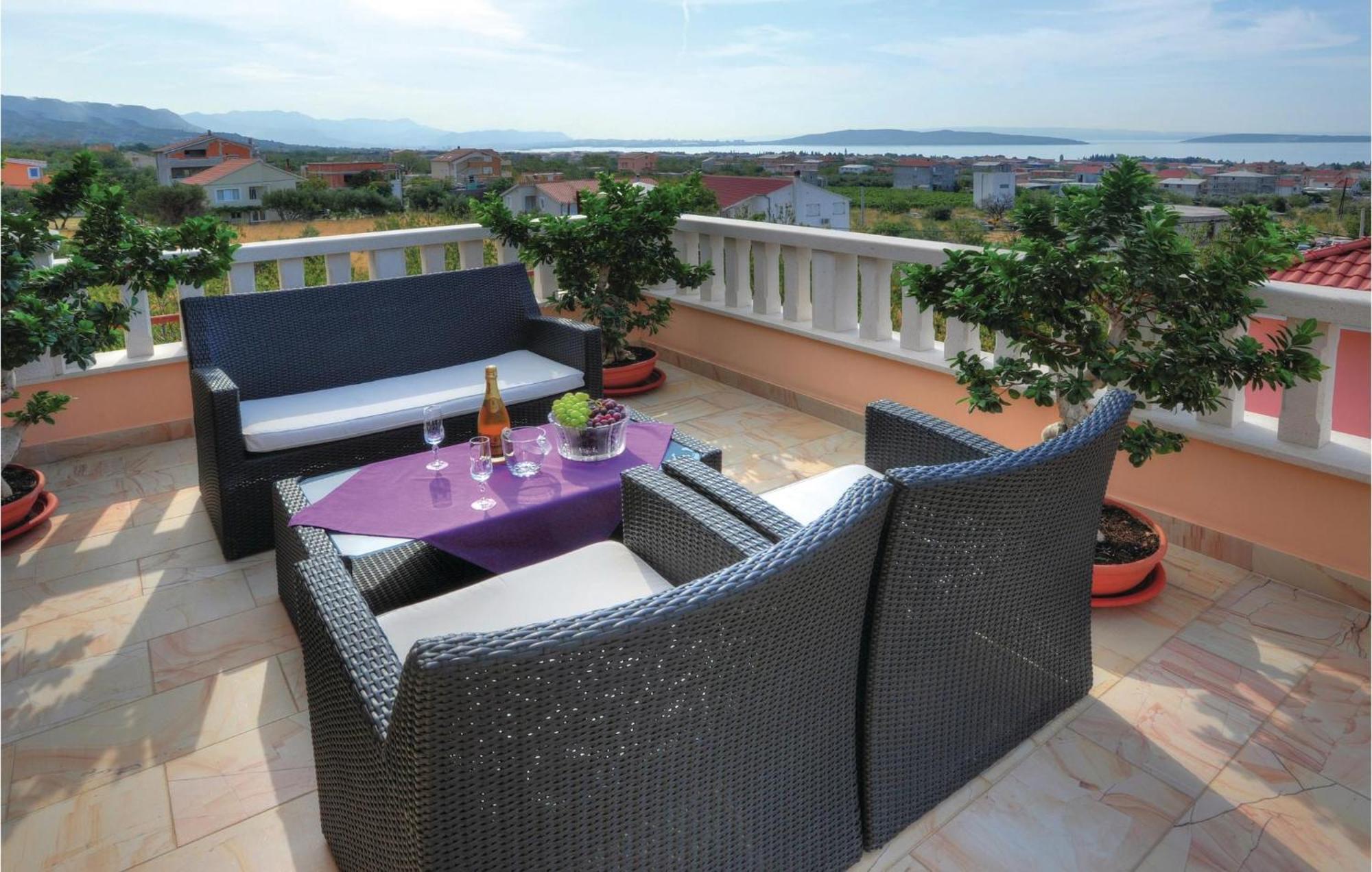 Amazing Home In Kastel Stari With House Sea View คาชเตลา ภายนอก รูปภาพ