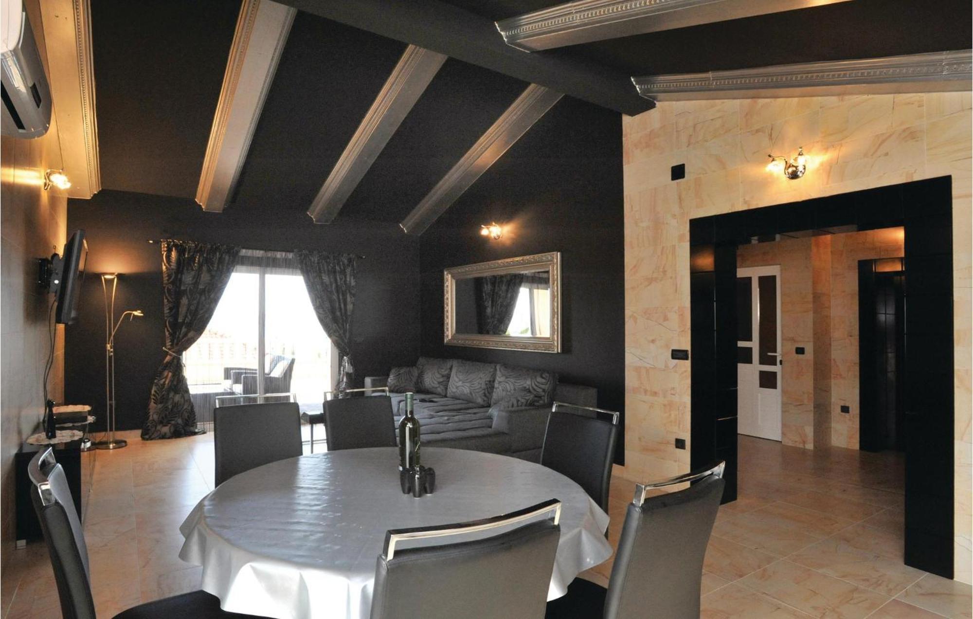 Amazing Home In Kastel Stari With House Sea View คาชเตลา ภายนอก รูปภาพ